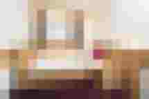 Gemütliches Zimmer in der Pension Annemarie mit Holzinterieur und neutralen Farben.