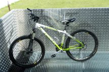 Mountainbike auf einem Waschplatz in den Alpen, ideal für aktive Urlauber.