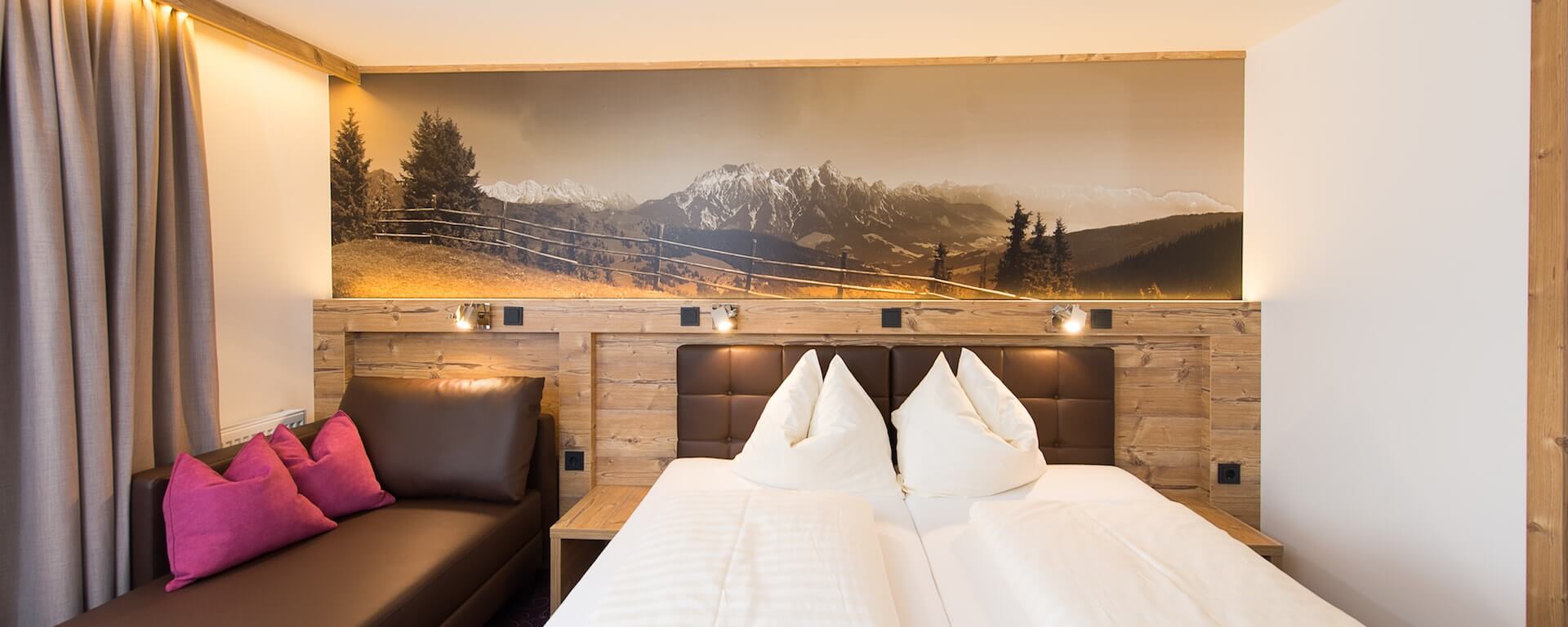 Gemütliches Doppelzimmer mit Alpenpanorama und modernem Holzdesign in der Pension Annemarie.